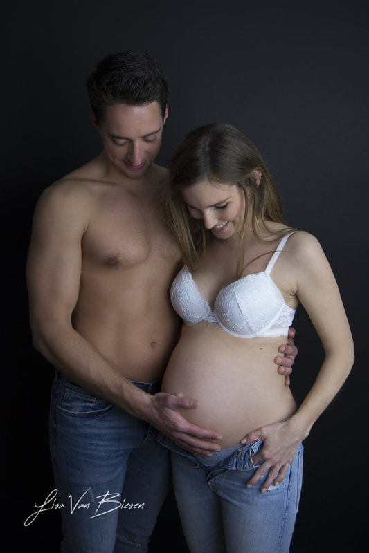 Maternity Photography by Lisa Van Biesen Belgische fotograaf zwangerschaps fotografie happy couple 