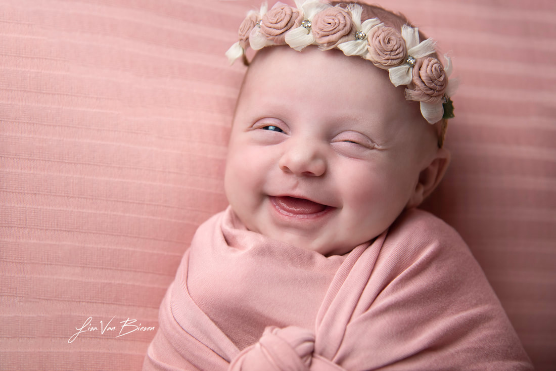Newborn baby smile photography by Lisa Van Biesen in Belgium Londerzeel 