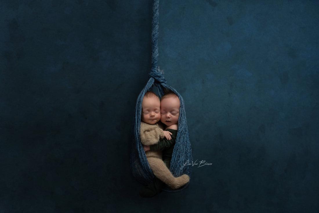 Newborn Photography by Lisa Van Biesen Fotografie - Belgische fotograaf Londerzeel Hanging Shot 